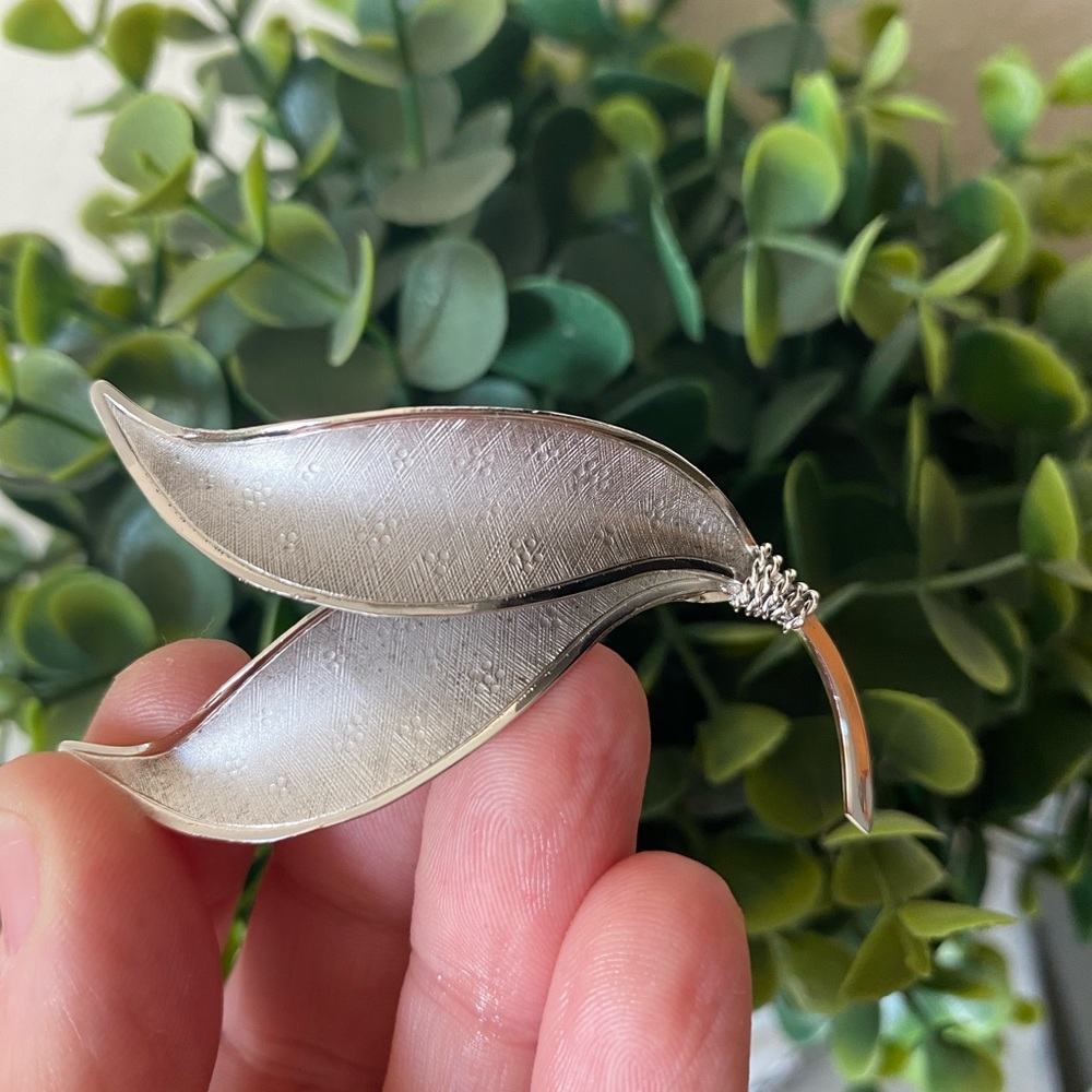 Vintage Wells Sterling Silver 925 Floral Leaf Detailed Etched Curved Brooch Pin